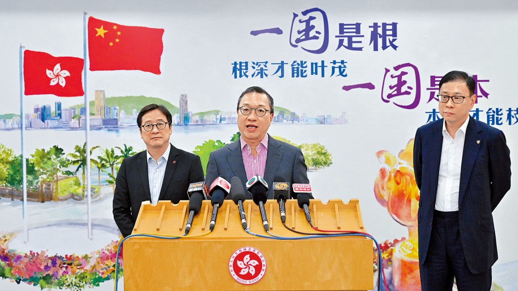 律政司司長林定國(中)、大律師公會主席杜淦堃(右)及律師會會長陳澤銘(左),在北京會見傳媒。