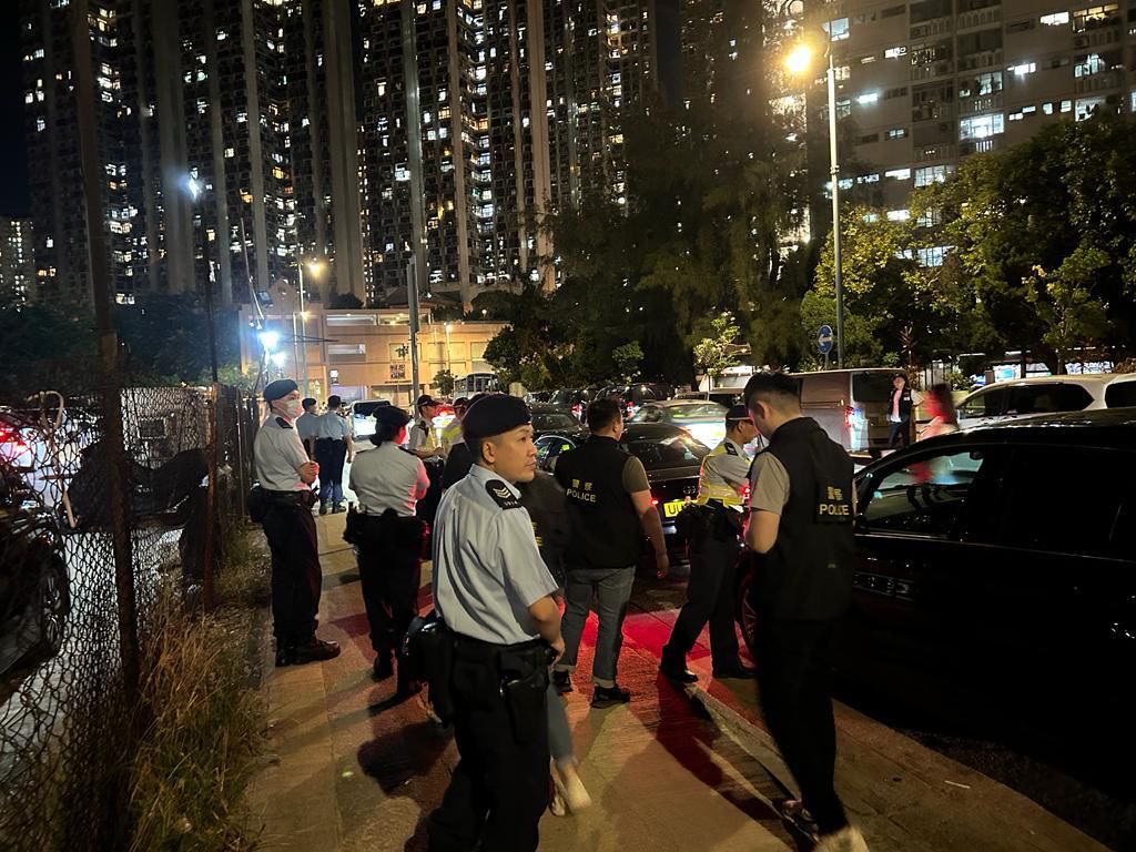 警方在屯门三圣一带打击违泊。