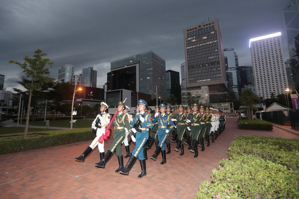 1月30日清晨，駐香港部隊首次在中區軍用碼頭舉行升國旗儀式。圖為儀仗隊護送國旗入場。政府新聞處圖片
