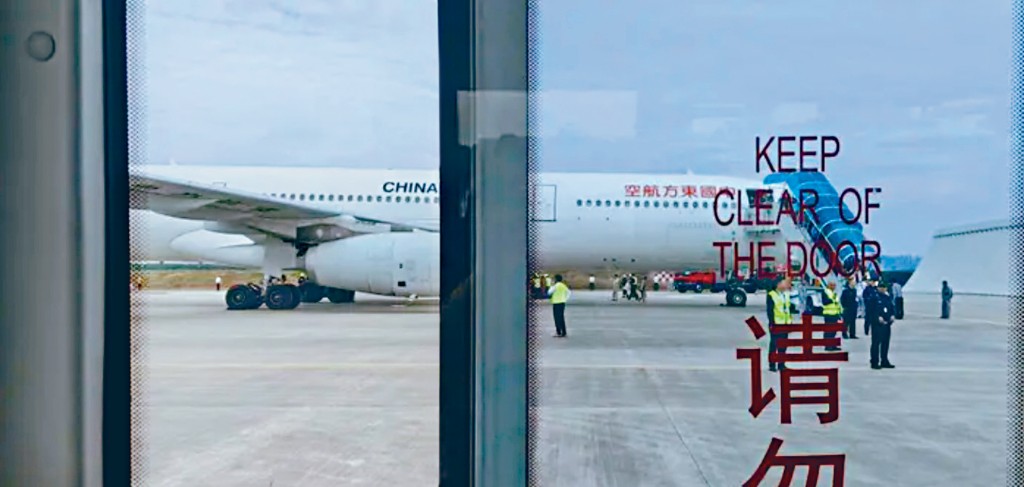 东航客机发生故障，紧急逼降厦门作检查。