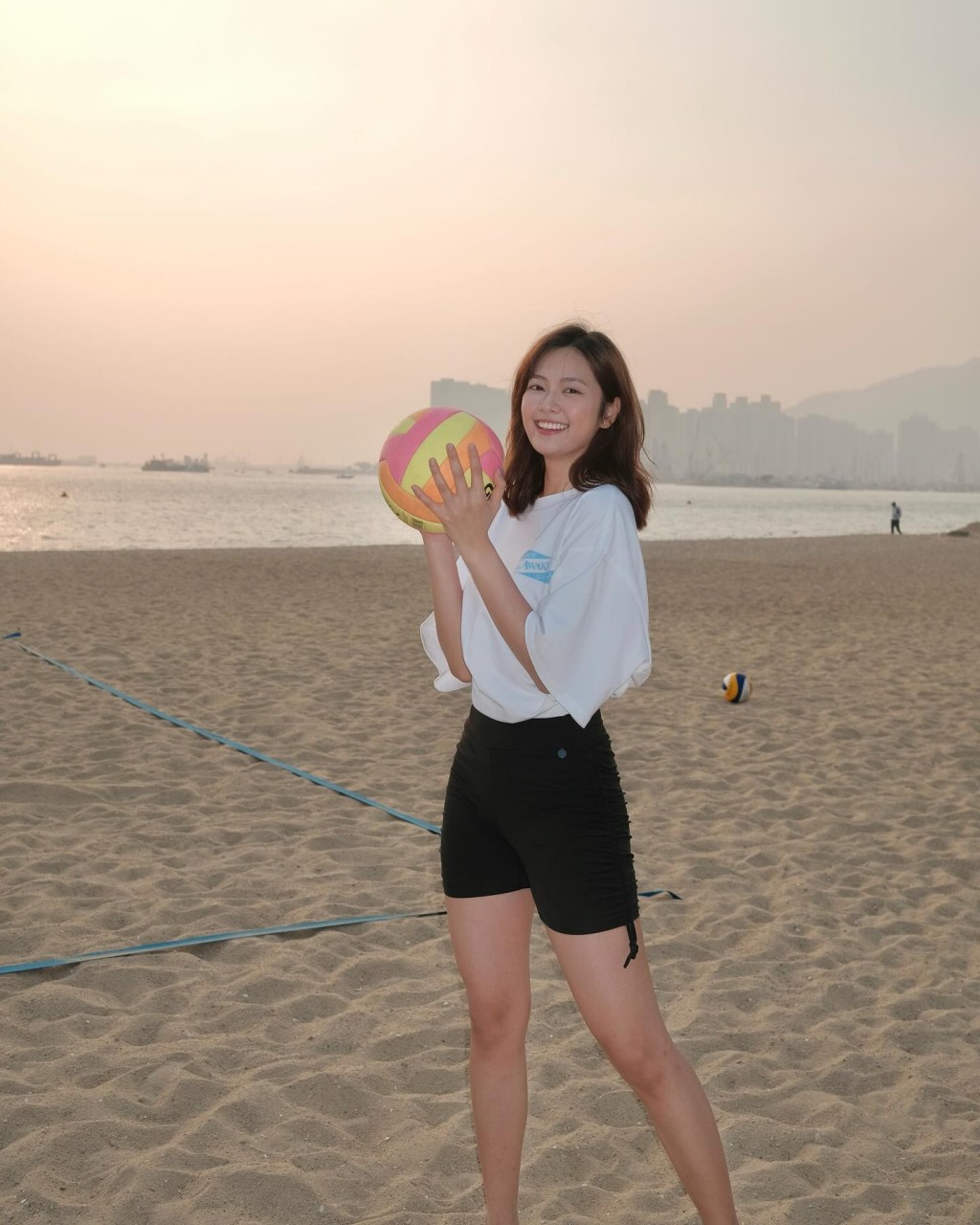 原来当日游嘉欣去了沙滩打排球。