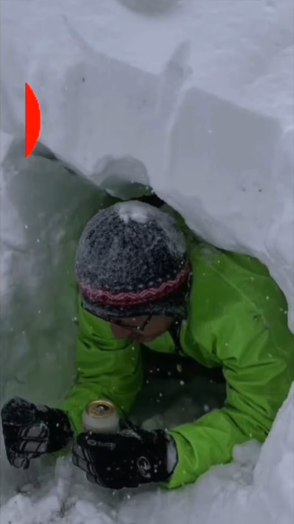 陳霽平在片中插入哥哥在雪地飲冰凍啤酒的照片,罕有分享家人近照。 陳霽平在片中插入哥哥在雪地飲冰凍啤酒的照片,罕有分享家人近照。