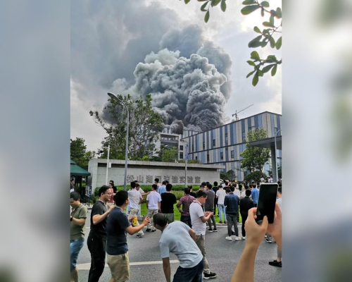 有傳華為東莞研發實驗室起火,現場濃煙滾滾。(網圖)