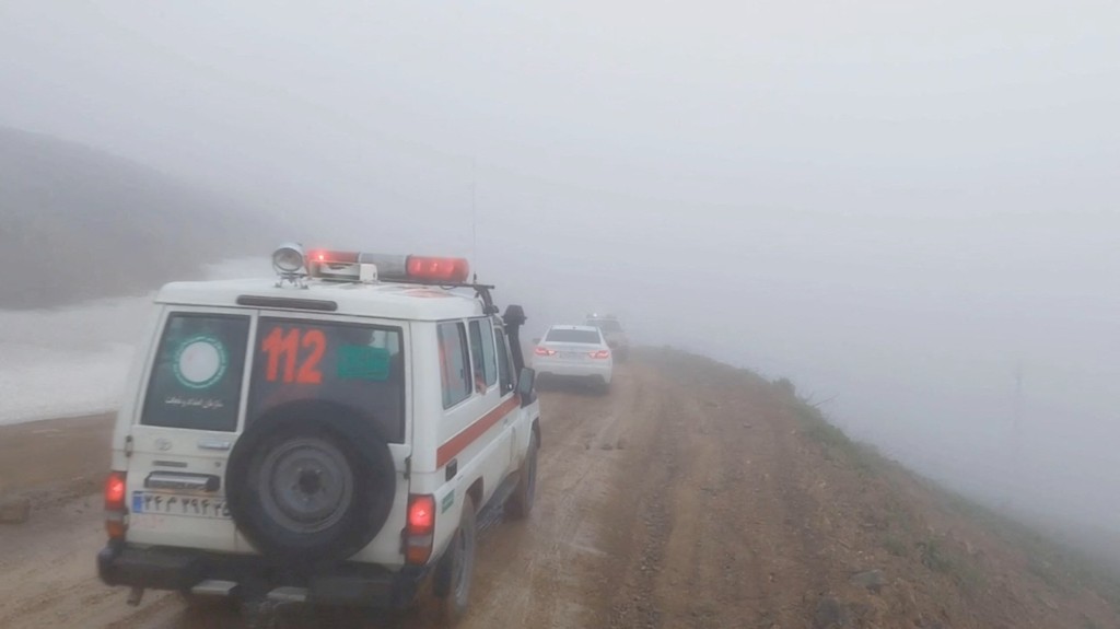 救护车及其他救援车辆在浓雾中行驶。路透社