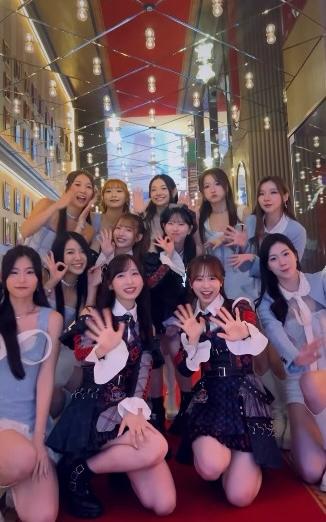 早前Lolly Talk於日本工作時巧遇AKB48,與倉野成美、小栗有以,八木愛月及平田侑希 一同合作跳了《三分甜》,《恋するフォーチュンクッキー》及《Happy Rotation》。 早前Lolly Talk於日本工作時巧遇AKB48,與倉野成美、小栗有以,八木愛月及平田侑希 一同合作跳了《三分甜》,《恋するフォーチュンクッキー》及《Happy Rotation》。