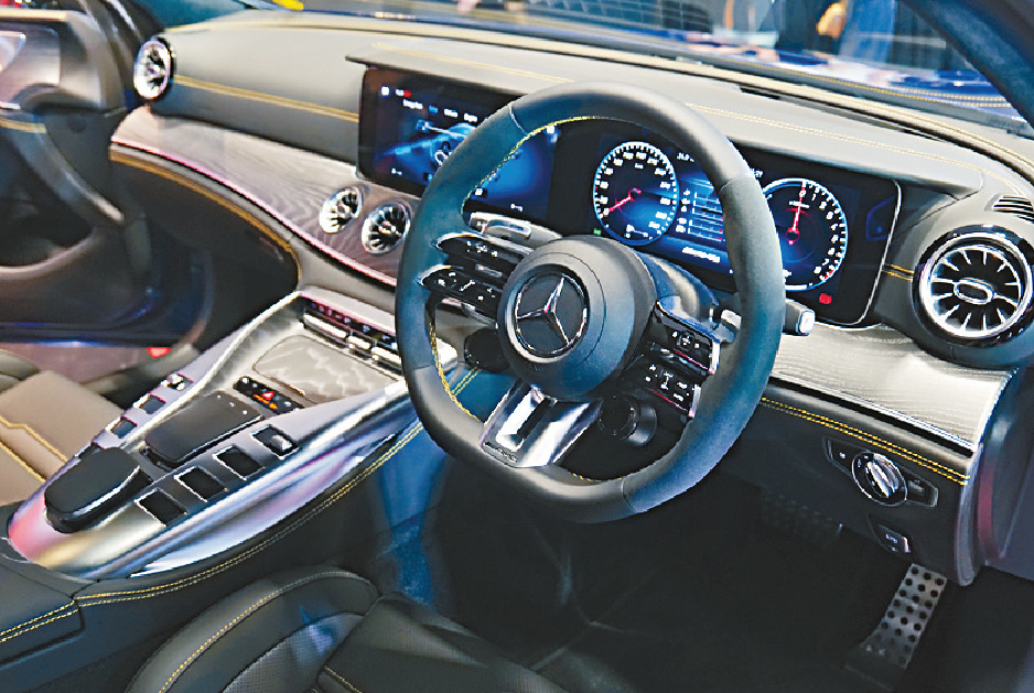 ■表板格式跟AMG GT63 S四门版相同，配有AMG专用軚盘及双数码屏幕。