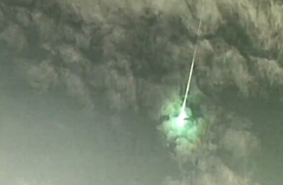 日本疑有隕石墜落，產生明顯的綠色光芒。社交平台Ｘ