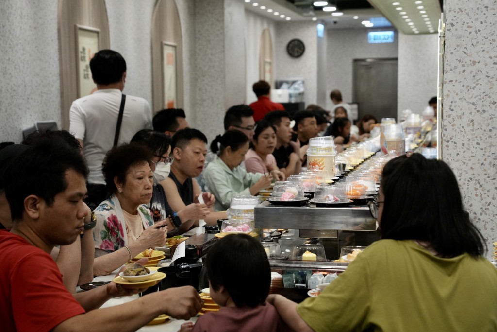 禁令生效前夕仍有不少市民到日式食肆用膳。资料图片