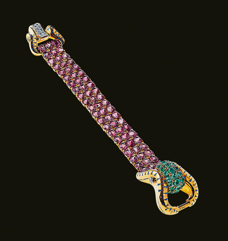 琺瑯及黃金鑲嵌祖母綠、紅碧璽及鑽石手鏈，1938年出品。（私人藏品）