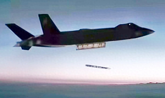 殲-20在首飛15周年的紀念影片中疑發射霹靂-16。 殲-20在首飛15周年的紀念影片中疑發射霹靂-16。