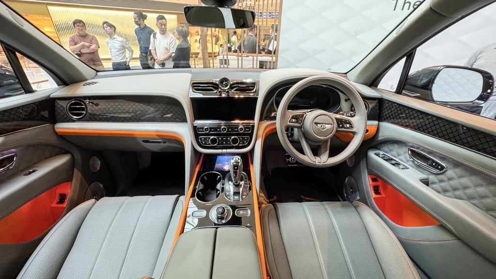 Bentley HK-DCH舉辦The Touch of Mulliner Exhibition:車外橙飾點綴也延伸入內,形成強烈視覺對比。