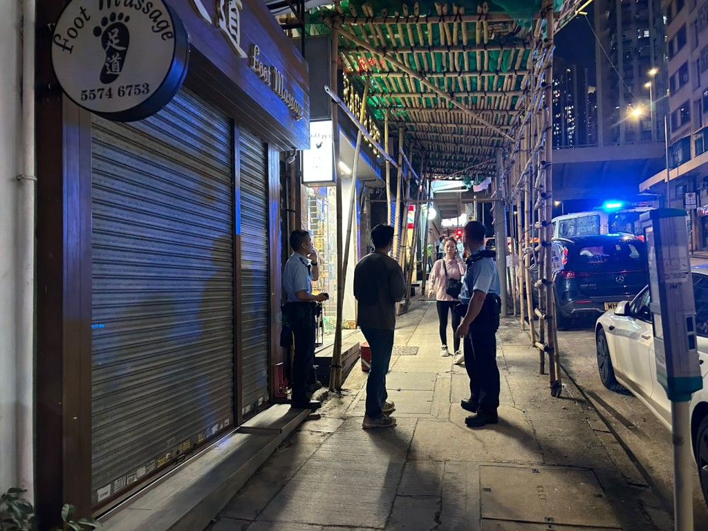 警方到場調查案件。 警方到場調查案件。