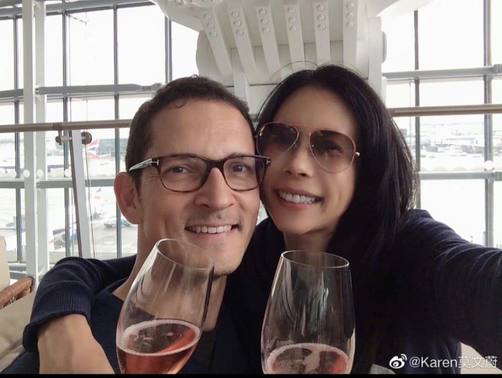 莫文蔚同老公好享受二人世界。