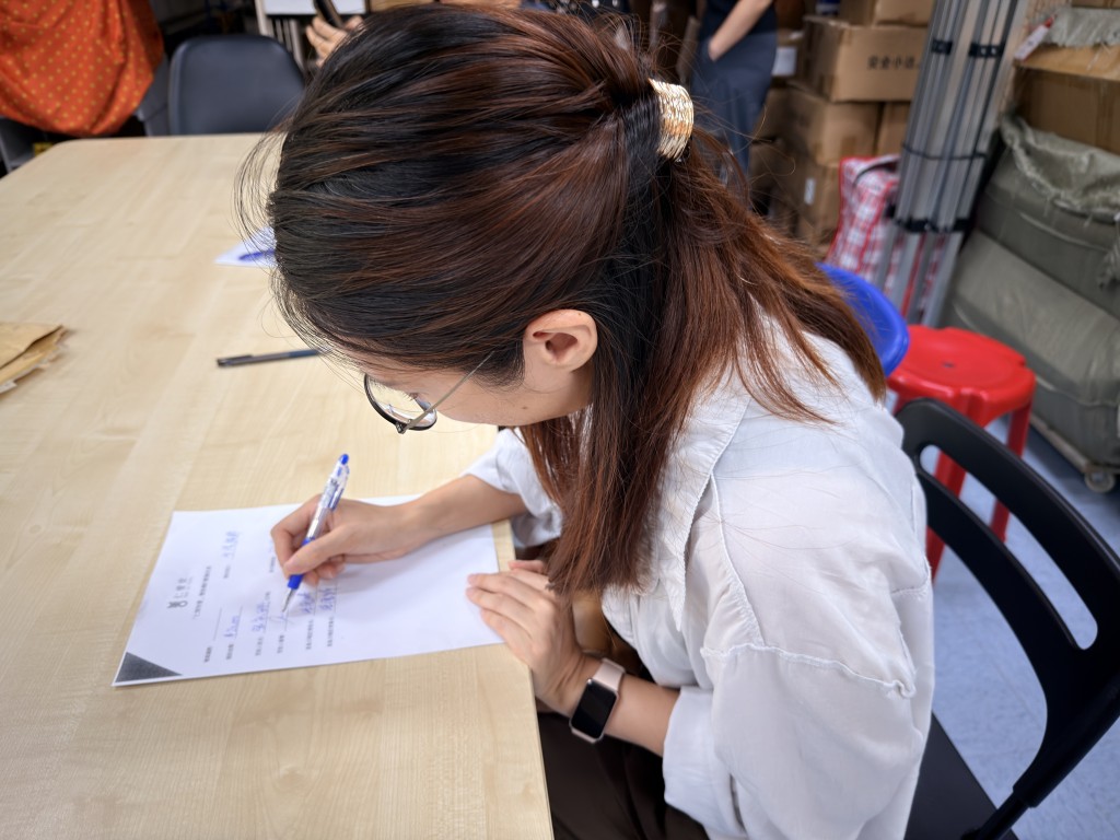 仁愛堂與《星島日報》合辦的「仁間有愛應急錢計劃」捐出2萬元善款,以死者家人解燃眉之急。梁國峰攝 仁愛堂與《星島日報》合辦的「仁間有愛應急錢計劃」捐出2萬元善款,以死者家人解燃眉之急。梁國峰攝