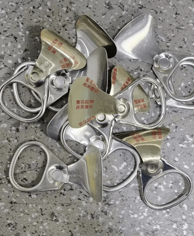 溫州一男子網購3.7萬個空白蓋用以偽造。（溫州晚報）