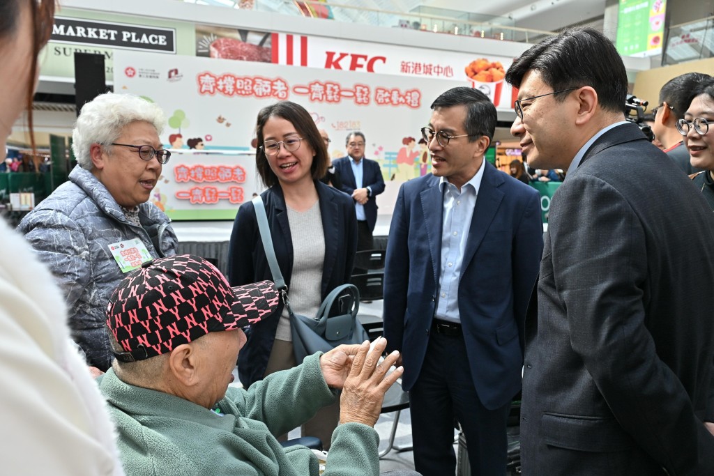 孫玉菡(右一)及社會福利署助理署長(康復及醫務社會服務)吳偉龍(右二)與長者及照顧者交流。政府新聞處 孫玉菡(右一)及社會福利署助理署長(康復及醫務社會服務)吳偉龍(右二)與長者及照顧者交流。政府新聞處
