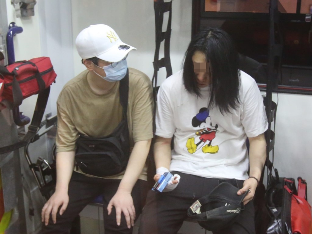 韓國籍男子（右） 由友人陪同送院。
