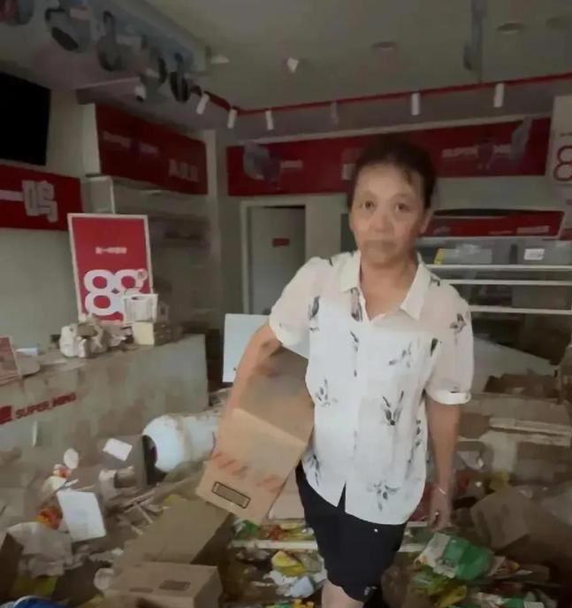 大批懷集民眾對零食超市「零元購」。抖音 大批懷集民眾對零食超市「零元購」。抖音