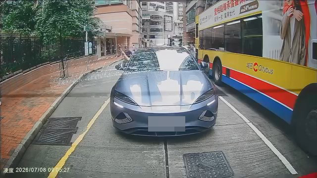 BYD私家車司機伸手出窗挑釁。fb「中港改車斗陰影片關注組」片段截圖 BYD私家車司機伸手出窗挑釁。fb「中港改車斗陰影片關注組」片段截圖