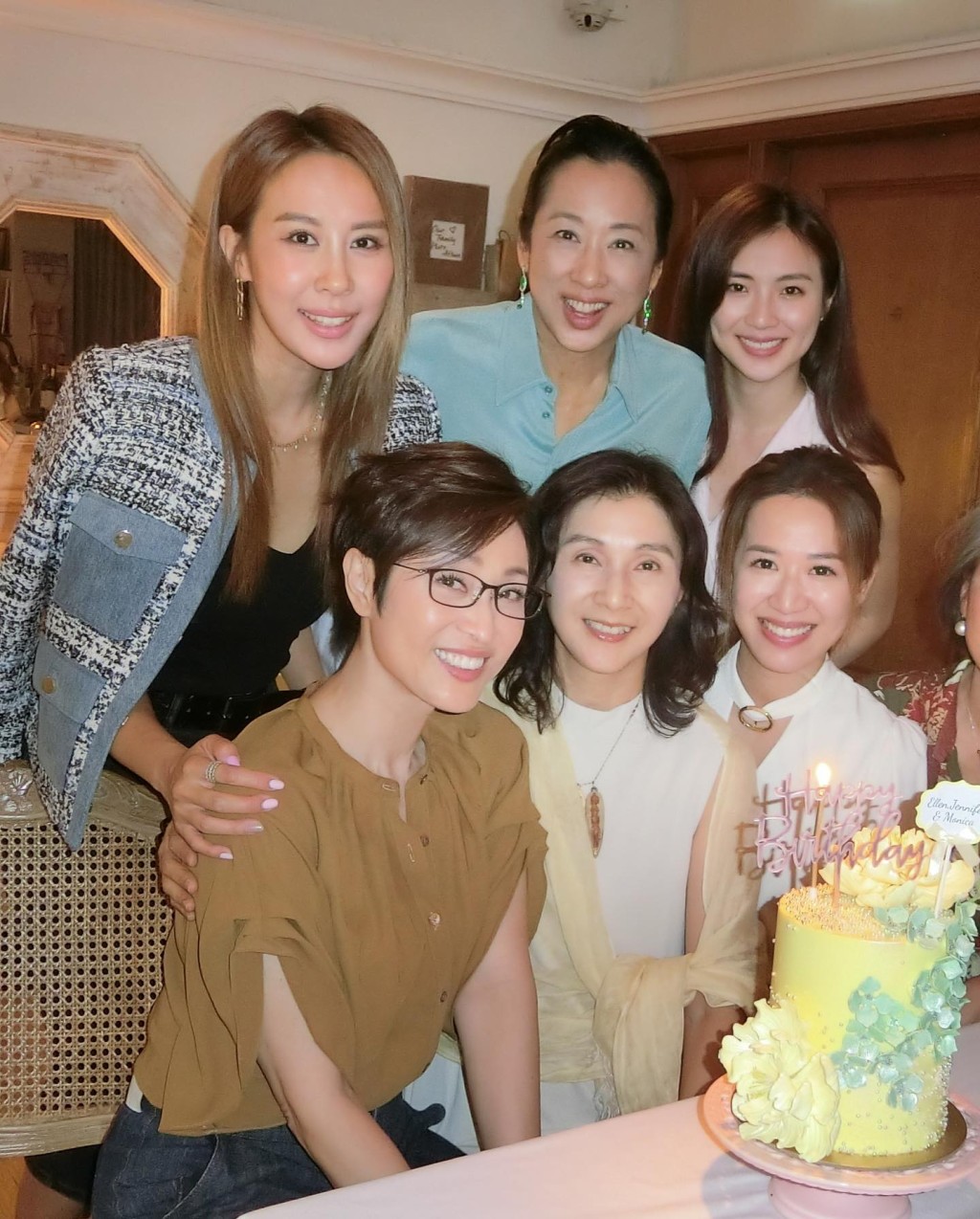 陳法蓉、王愛倫及岑杏賢同為10月之星，獲朱玲玲、曹敏莉等前港姐慶祝生日。