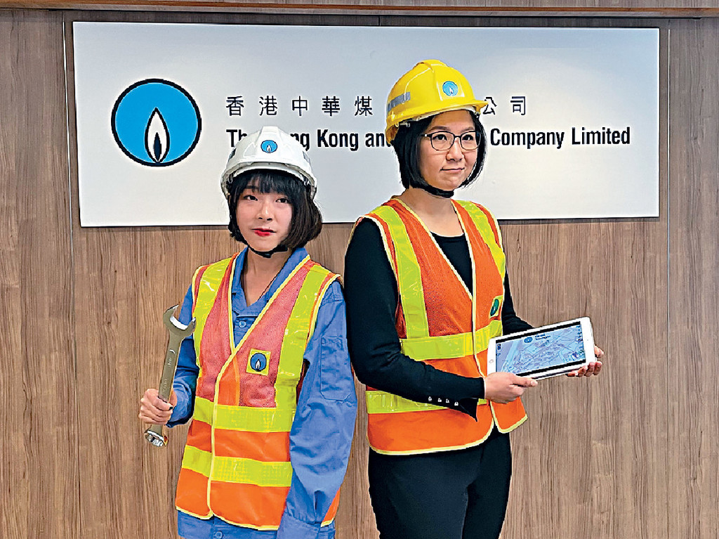 ■煤氣公司輸氣操作部高級系統維修經理許庭茵(右)及機械技術員學徒鄭潔儀(左)。