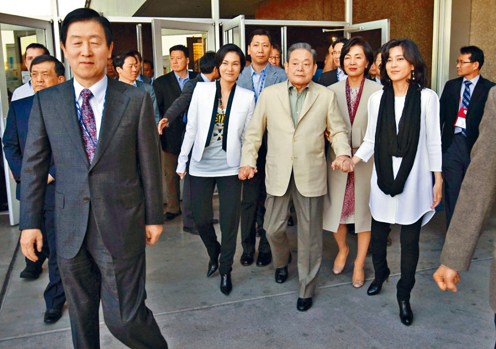 李健熙與夫人洪羅喜和女兒李富真、李敍顯。