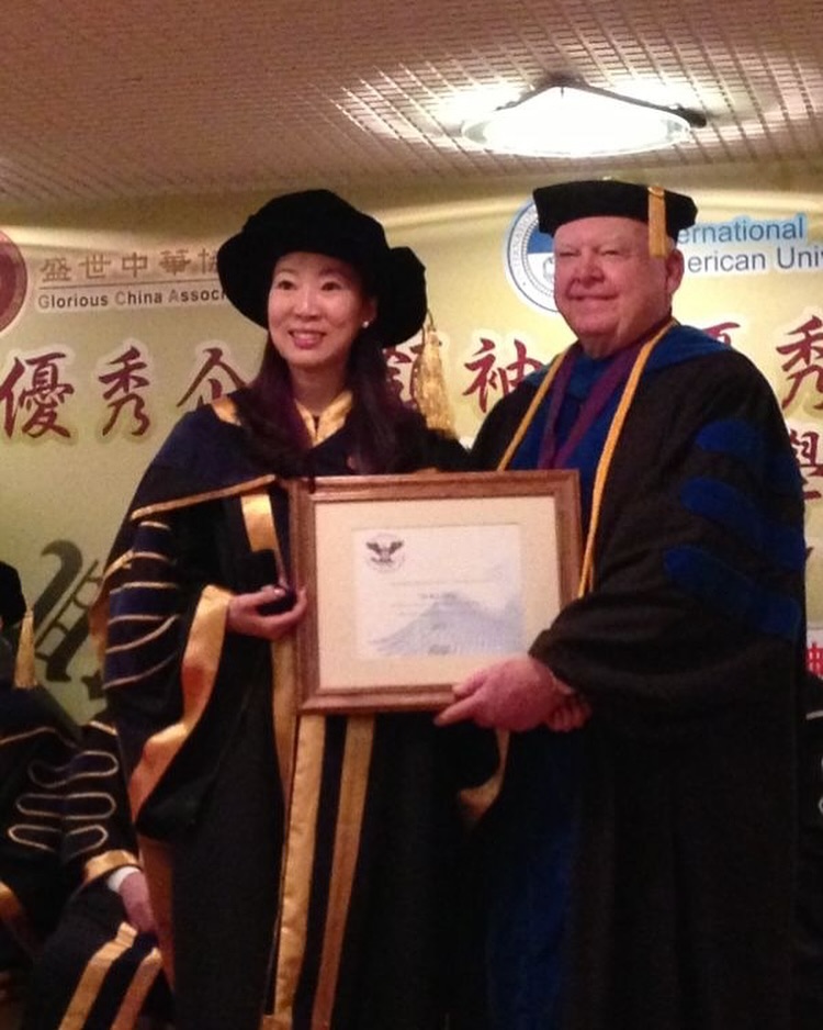 唐安麒2012年獲得International American University頒發榮譽工商管理博士，及由美國總統簽發的「美國總統公益服務獎」。