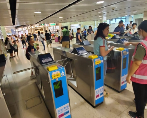 港鐵加派人手在車站巡視，協助乘客。 楊偉亨攝