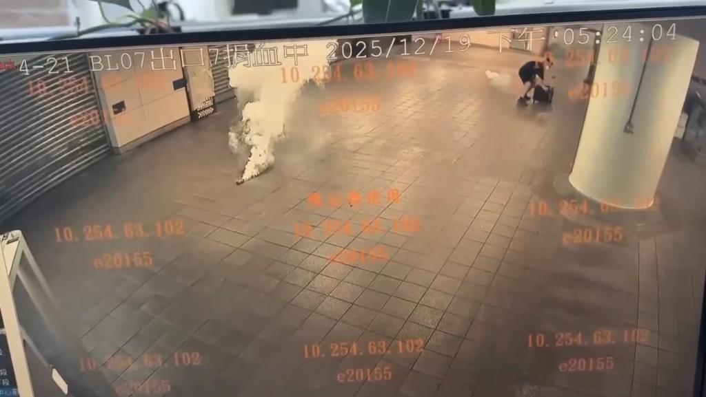 疑犯接連往不同方向投擲煙霧彈。 中時