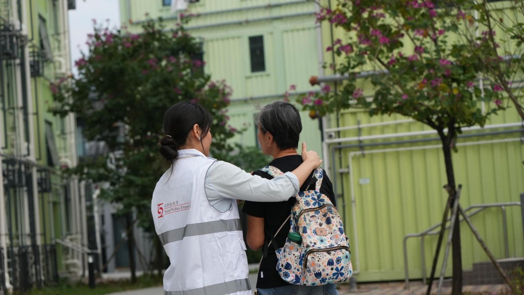 大埔宏福苑五級火｜社署團隊到過渡性房屋探望災民 寄語：風雨過後是彩虹 勞福局FB