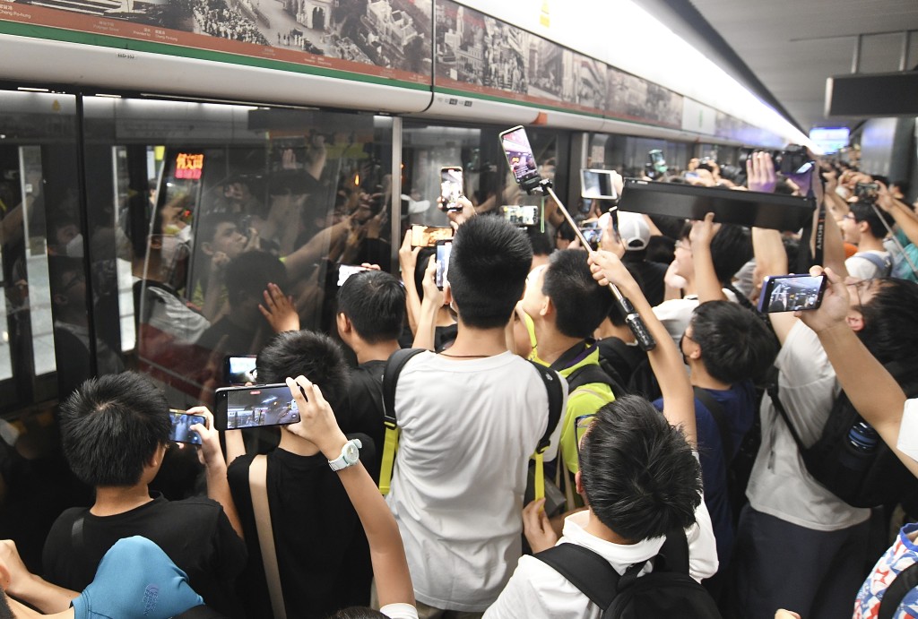 列車進站一刻鐵路迷齊喊「開門！開門！」。