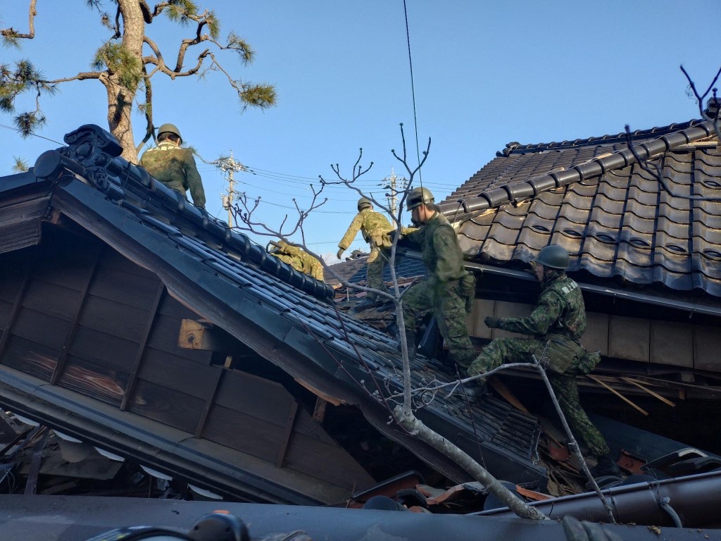輪島市有多幢房屋抵受不住強震倒塌。路透社圖片