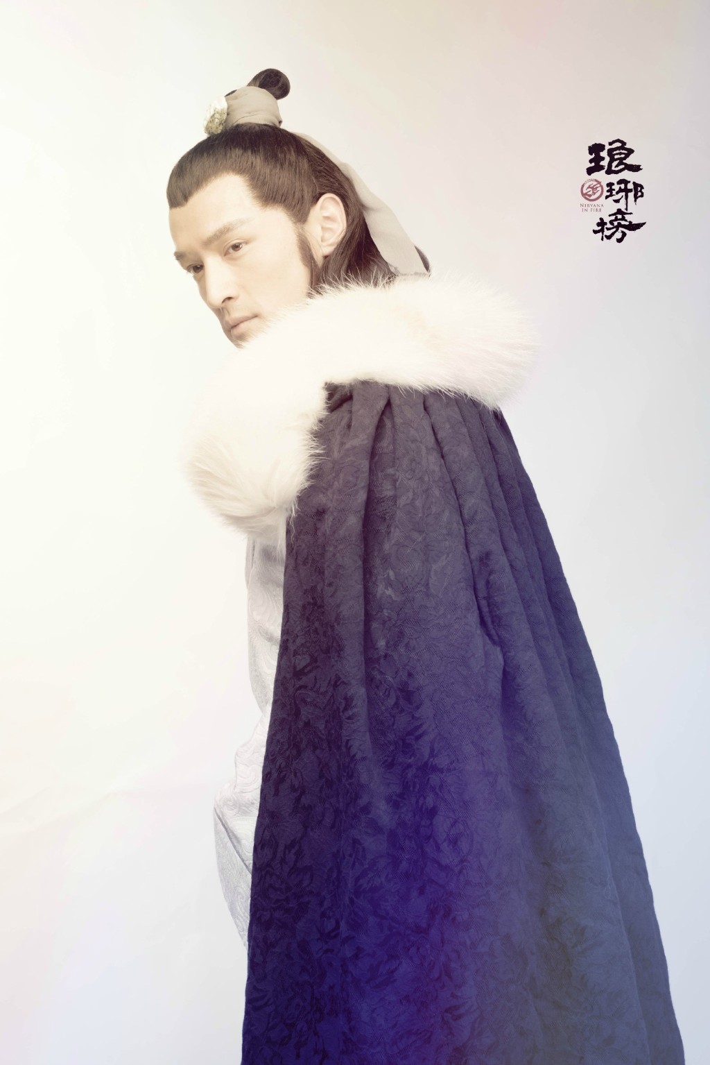胡歌飾演男主角梅長蘇，以病弱之軀扶持新君。