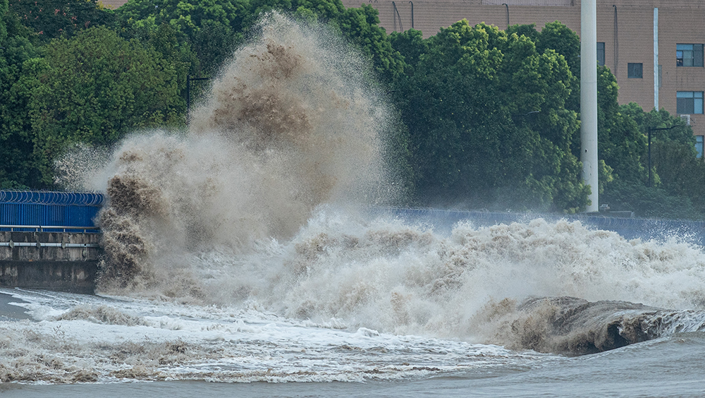潮水衝擊杭州下沙七格堤壩形成巨浪。新華社