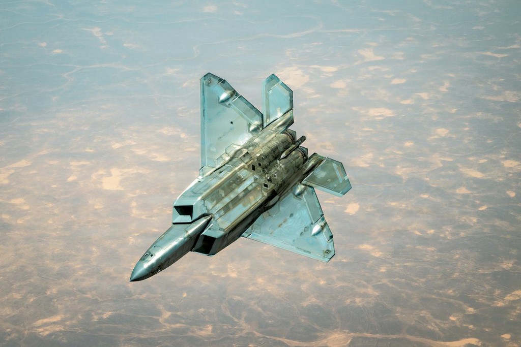 美軍周三發布的圖片顯示F-22「猛禽」隱形戰機在中東上空飛行。