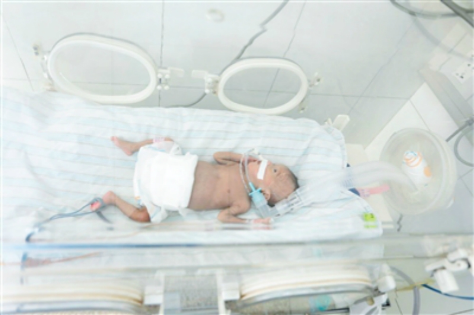 醫生努力搶救嬰兒。網上圖片