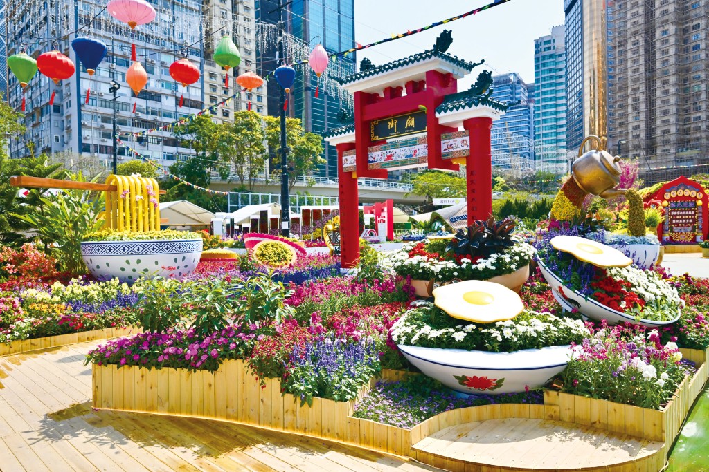 「九龍剪影匯繁花」以獅子山為中心,薈萃中外文化:除繁華熙攘的尖沙咀外,彩虹邨及遊樂場與九龍城寨埋藏着香港人的集體回憶;金魚街、雀仔街與廟街則生動展現港式市井風情。 「九龍剪影匯繁花」以獅子山為中心,薈萃中外文化:除繁華熙攘的尖沙咀外,彩虹邨及遊樂場與九龍城寨埋藏着香港人的集體回憶;金魚街、雀仔街與廟街則生動展現港式市井風情。