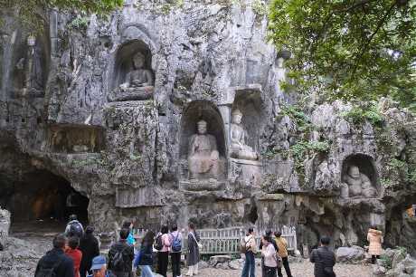 浙江省杭州灵隐飞来峰景区(含灵隐寺、永福寺、韬光寺)免票开放,景区同步实行「实名预约、分时游览」管理机制。(图片来源:中新社) 浙江省杭州灵隐飞来峰景区(含灵隐寺、永福寺、韬光寺)免票开放,景区同步实行「实名预约、分时游览」管理机制。(图片来源:中新社)