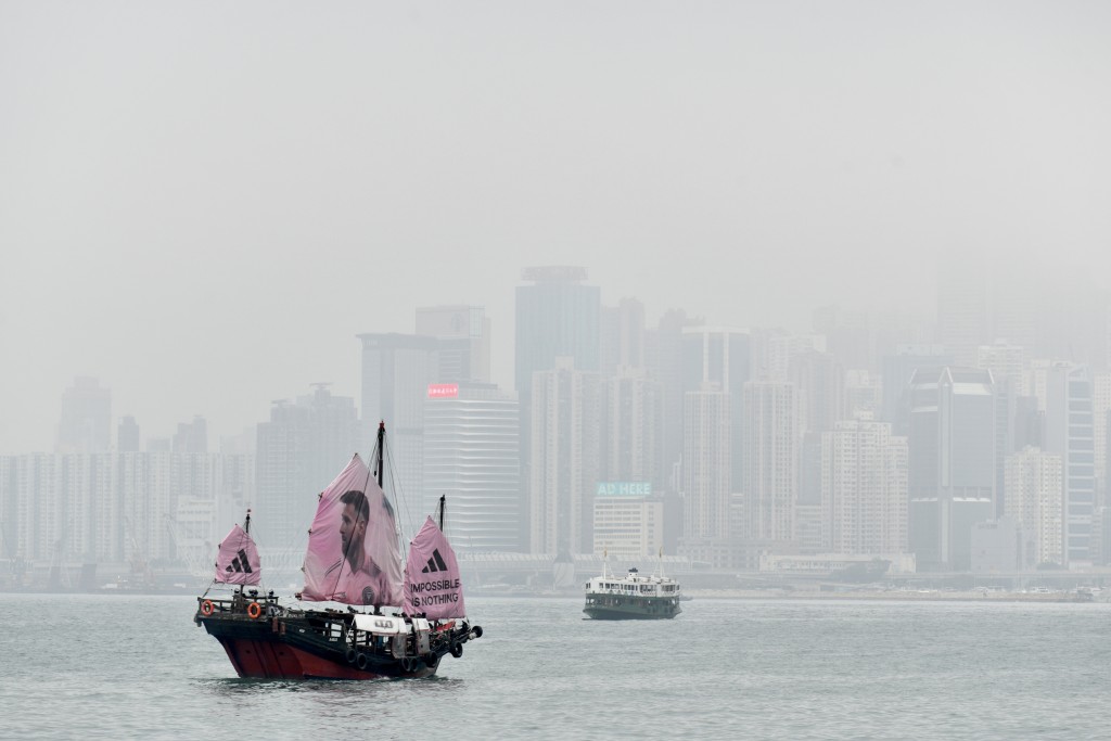 有读者下午约3时正在西九文化区惊见提供维港游的“美斯版”鸭灵号。卢江球摄