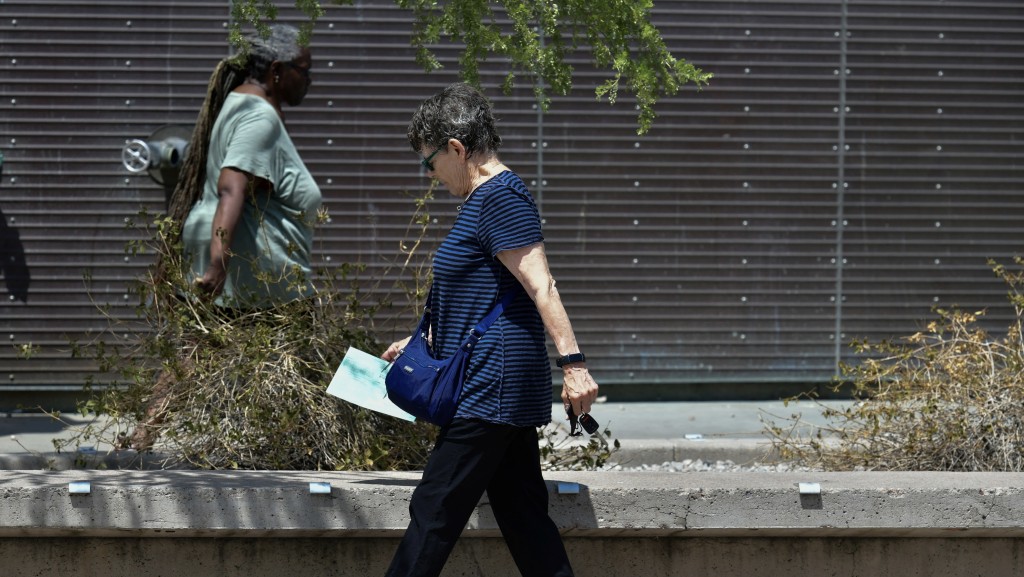 選民走進鳳凰城一個票站。 路透社