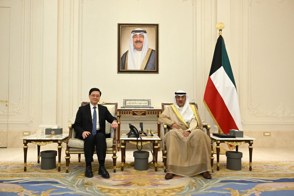 李家超（左）今日（13日）在科威特與科威特王儲Sabah Al-Khaled Al-Hamad Al-Mubarak Al-Sabah（右）會面。政府新聞處圖片
