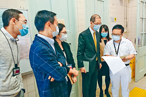 中九龍診所根據已訂立的應變計畫，職員已重新檢視所需物資及求診流程。