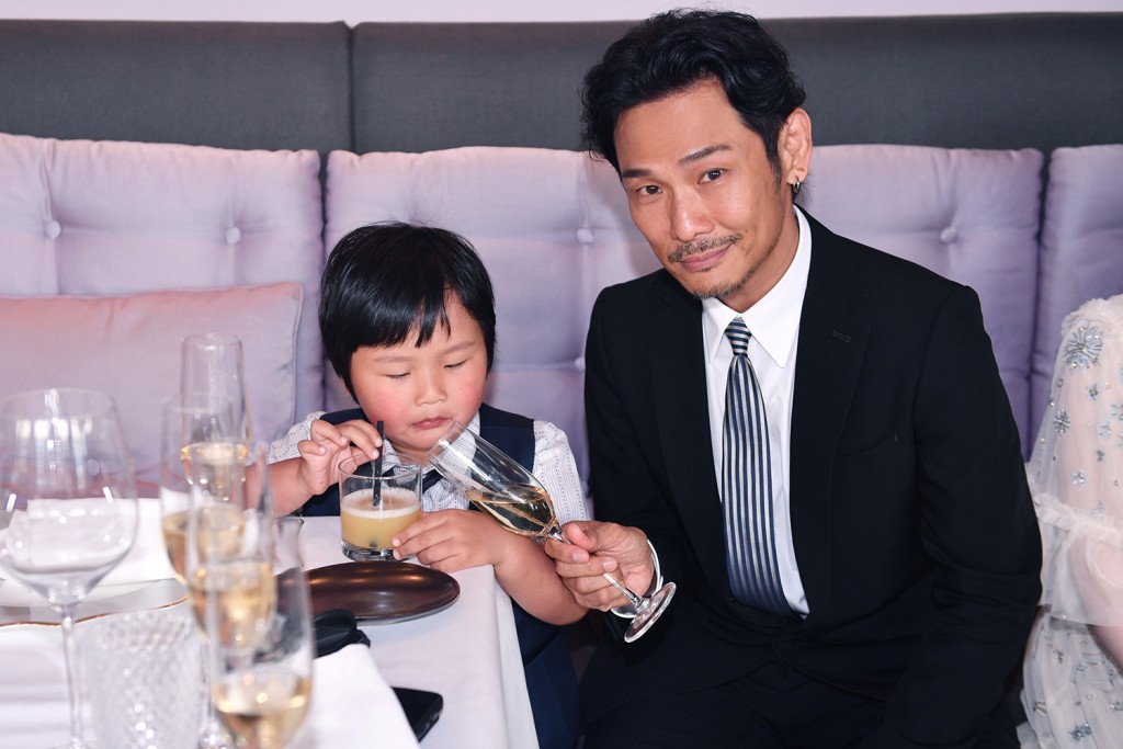 AJ似嫌棄老爸跟他碰杯。