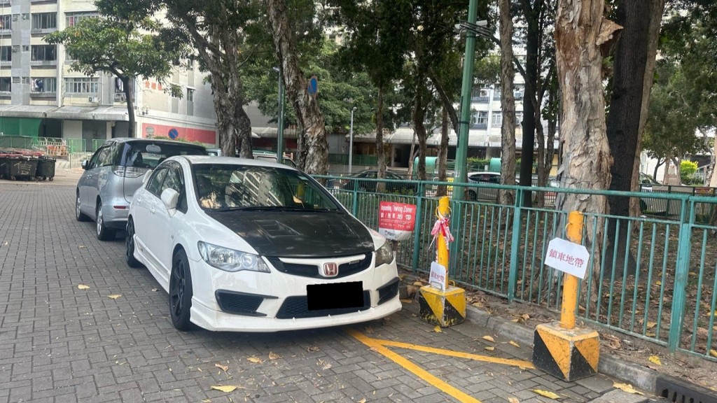 公屋緊急車輛通道出現違泊，申訴專員提12建議籲立即鎖車或拖車。政府新聞處圖片