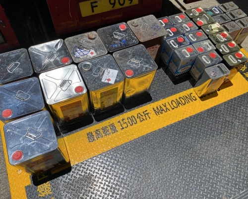 消防處人員將檢獲的懷疑危險品帶走。