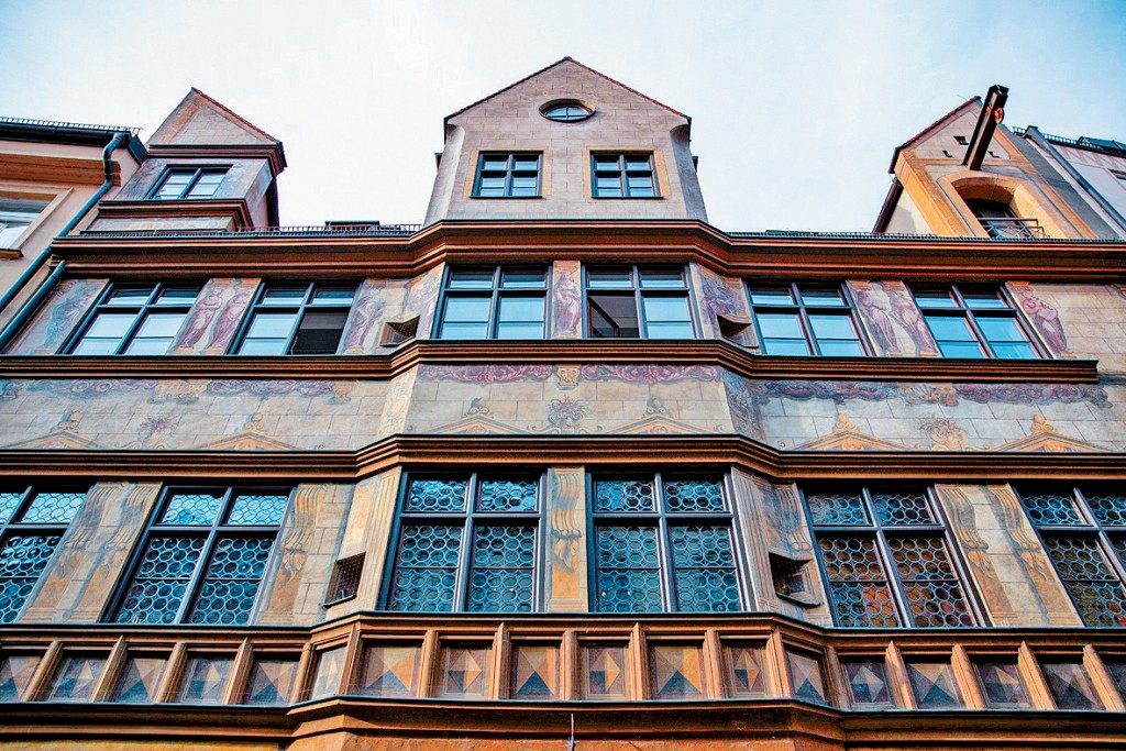 由慕尼黑最古老的市政书记官建筑大楼改建的Tohru in der Schreiberei餐厅。