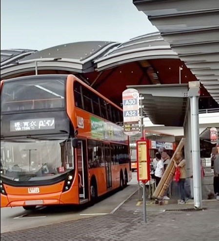 搬高過車門大支嘢上巴士 大叔咁做嚇到車長誇張縮一縮 網民鬧爆:唔應該俾佢上車。fb「車cam L(香港群組)」截圖 搬高過車門大支嘢上巴士 大叔咁做嚇到車長誇張縮一縮 網民鬧爆:唔應該俾佢上車。fb「車cam L(香港群組)」截圖