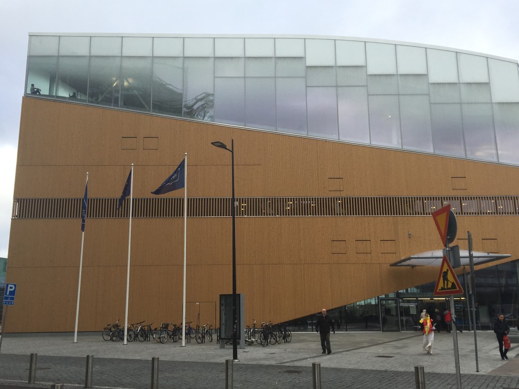 圖中可見赫爾辛基頌歌中央圖書館的上半部分有大幅玻璃幕牆。