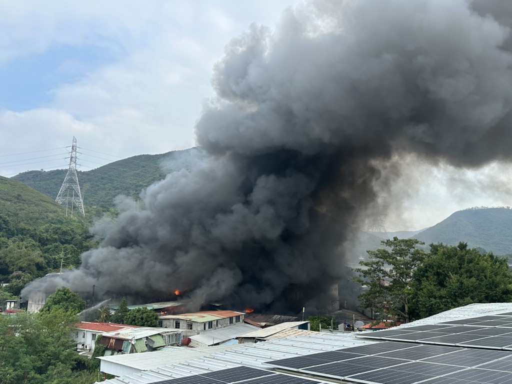 黑煙席捲半空。劉漢權攝 黑煙席捲半空。劉漢權攝