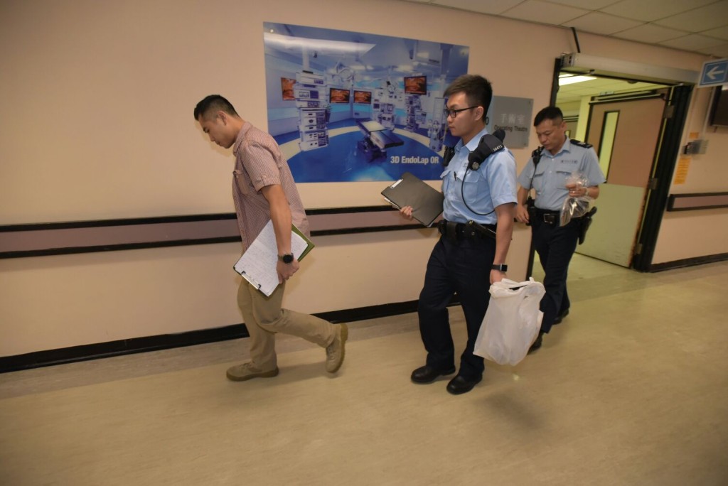 警方到醫院調查。黃文威攝